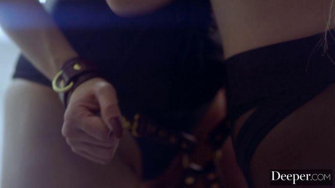 Мужик усаживает одну блондинку на хуй, а вторую себе на лицо 